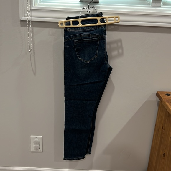 Guess Capris. W27. Good condition. - Picture 3 of 4